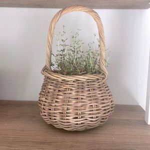 Wicker basket with handle